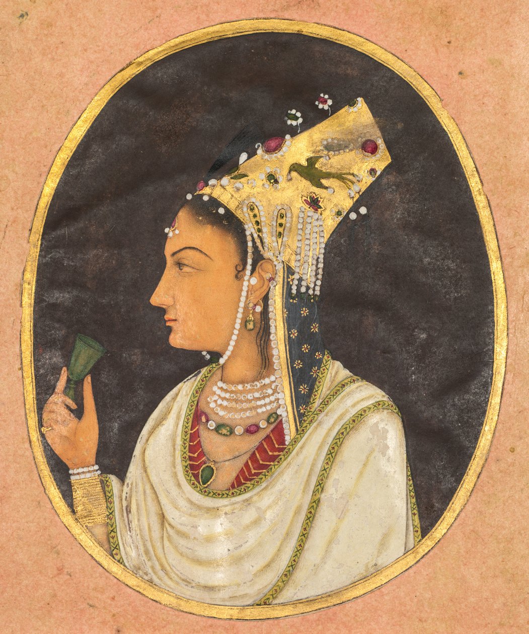 Ovalt portrett av en kvinne i en Chaghtai-hatt, ca. 1740-50 (ugjennomsiktig akvarell og gull på papir) av School Mughal