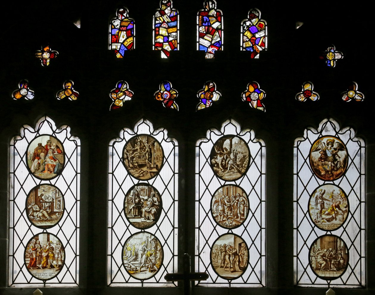 Tilbakestill femiske rundeller (farget glass) av School Netherlandish