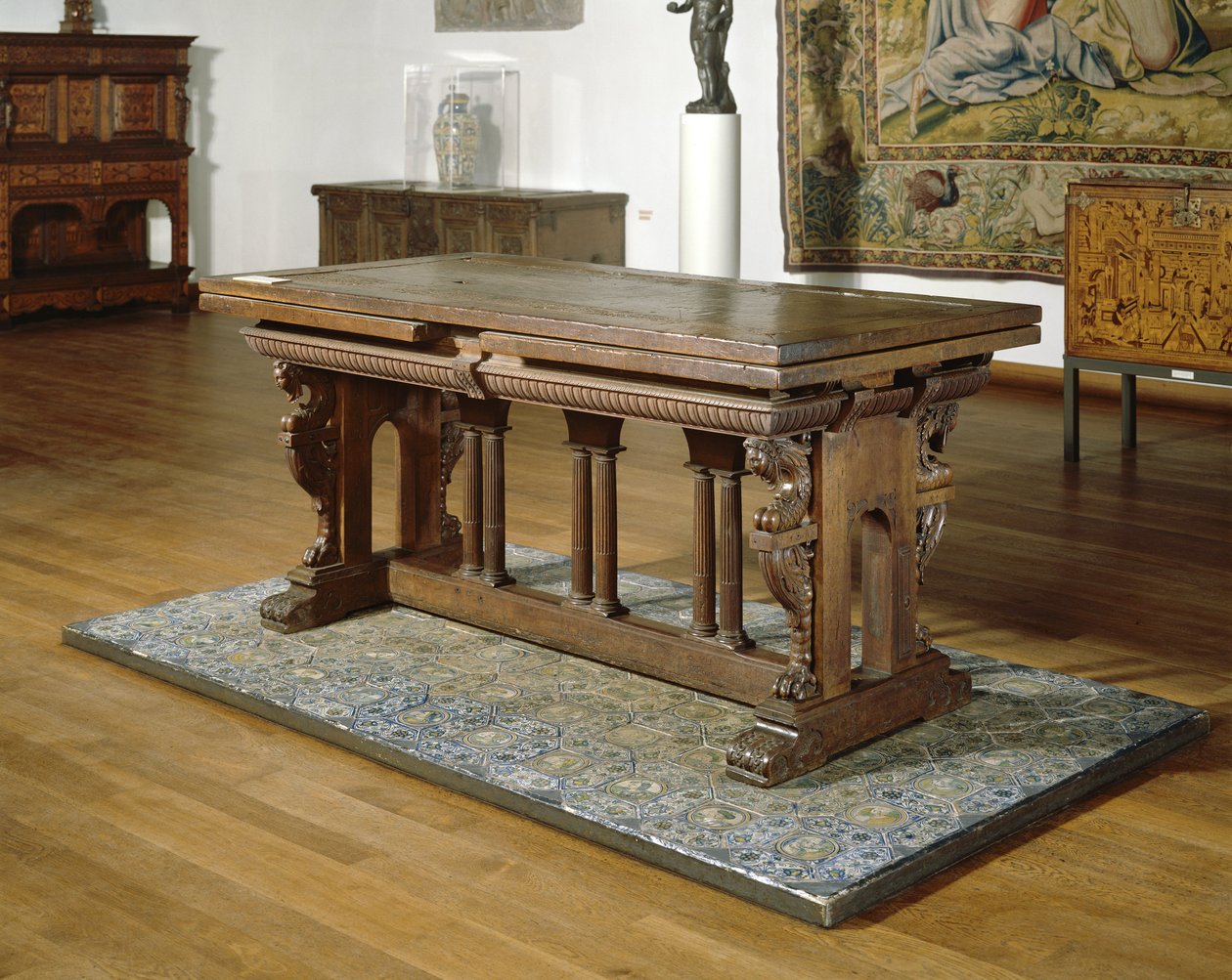 Valnøttbord med skuffer på eikeramme med toskanske søyler.,1550-1600 (tre) av School Netherlandish