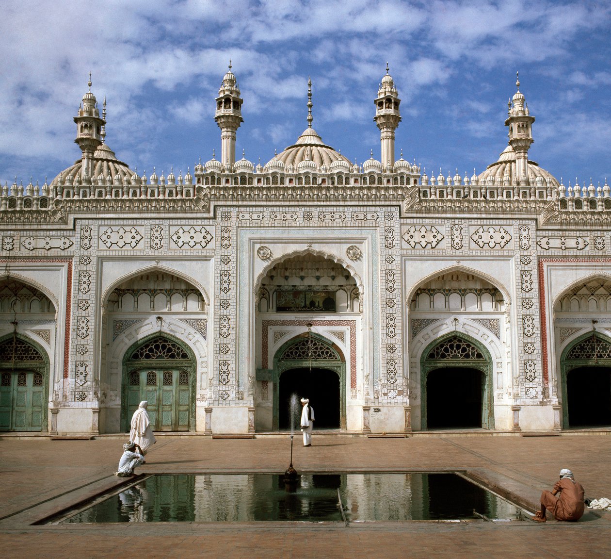 Utsikt over Mohabbat Khan-moskeen fra 1600-tallet av School Pakistani