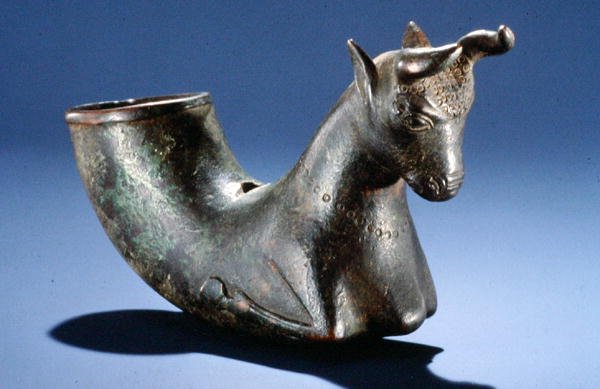 Okse med foldede ben, ca. 550-330 f.Kr. (bronse) av School Persian
