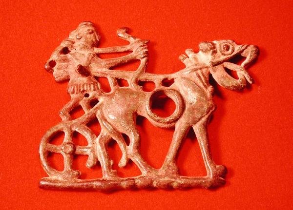 Hestebit som skildrer en jeger på vognen sin og avfyrer buen, ca. 1200-700 f.Kr. (bronse) av School Persian