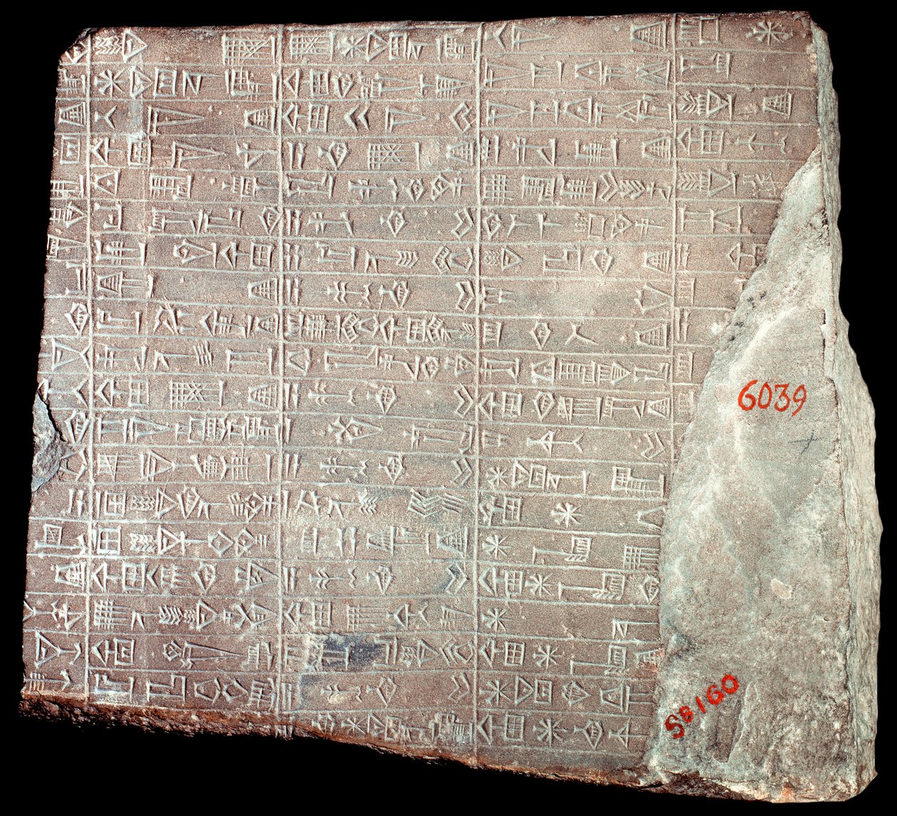Mesopotamia: kalksteinstele med inskripsjoner på akkadisk til minne om arbeidene utført til ære for guden Inshushinak og gavene gitt til ham; Iran, Susa, 2100 f.Kr av School Persian