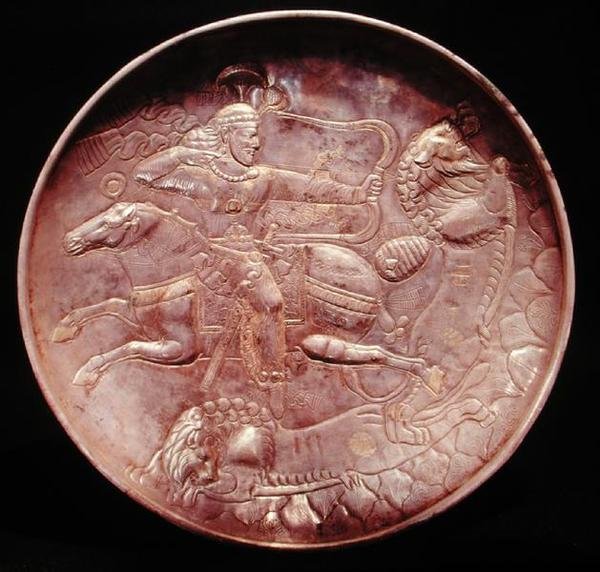 Plate som viser en kongelig soldat som jakter løver, 600-700-tallet (sølv) av School Persian
