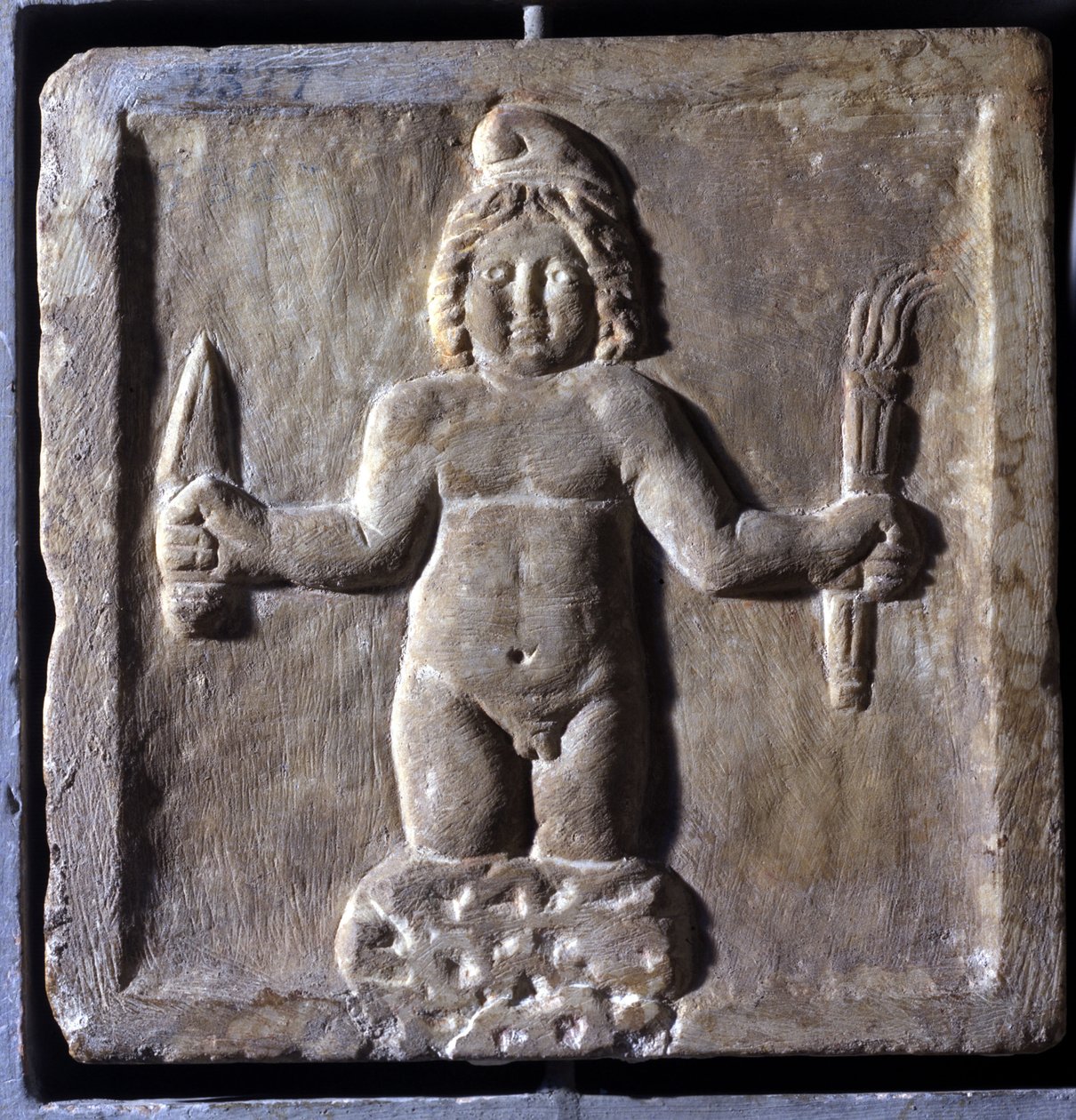 Representasjon av Mitra (eller Mithra), en iransk guddom, født fra en stein. Lav lindring. Han er representert og deler et måltid med Sol. De konservatives palass, Roma. av School Persian