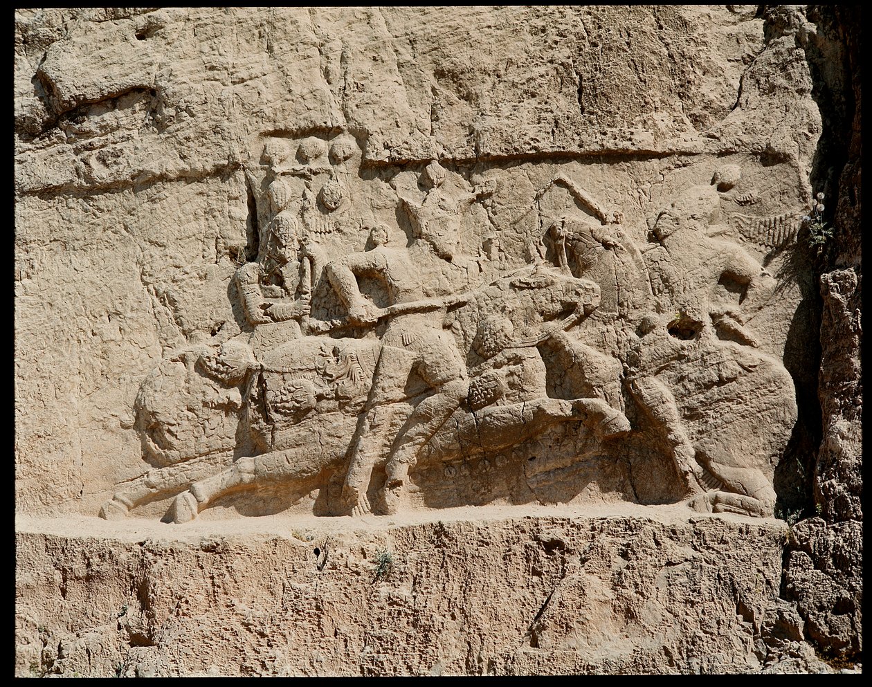 Utsikt over nekropolisen og gravene som tilhører Achaemenid-kongene, relieff som representerer kampscener av School Persian