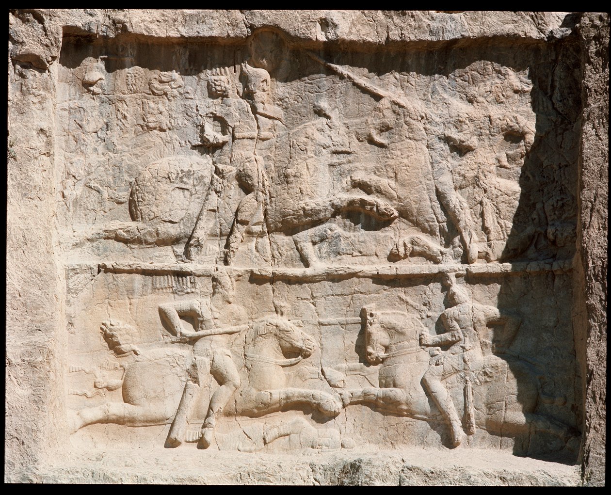 Utsikt over nekropolisen og gravene som tilhører Achaemenid-kongene, relieff som representerer kampscener av School Persian