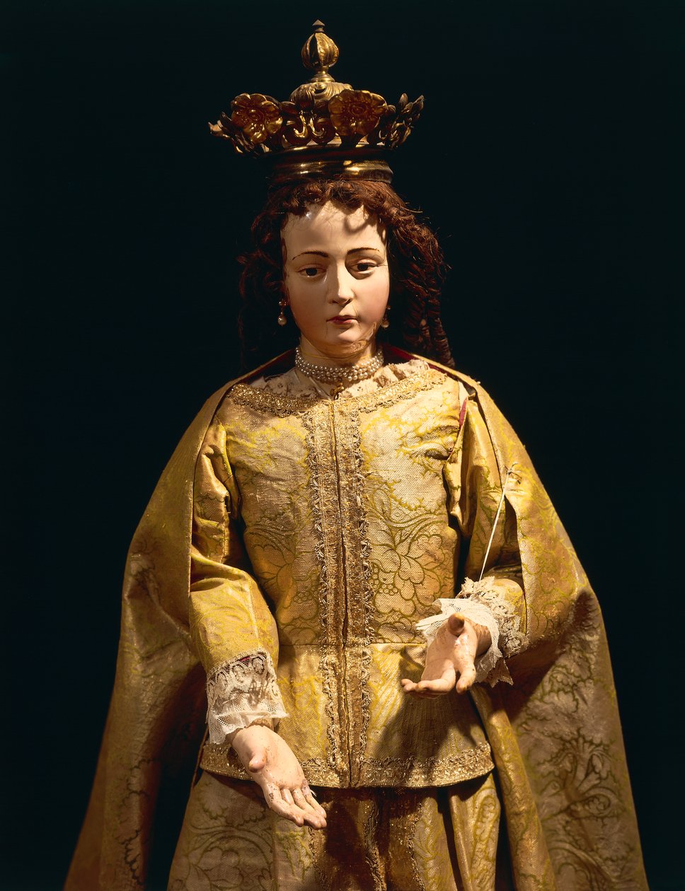 Rikt kledd statue av den ubesmittede unnfangelsen, brukt i prosesjon (tre) av School Peruvian