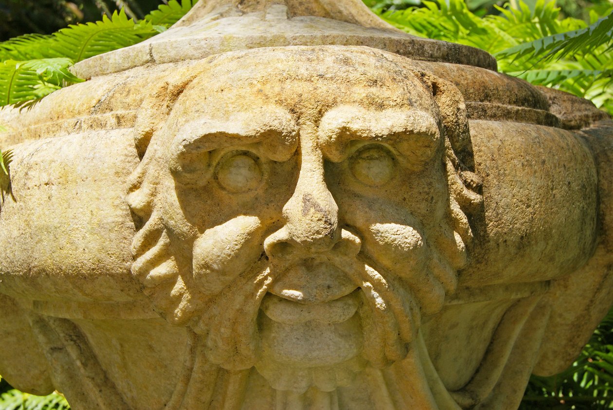Utskåret steinurne på gudenes terrasse, Quinta da Regalia;Sintra;Portugal ca. 1914 (bilde) av School Portuguese