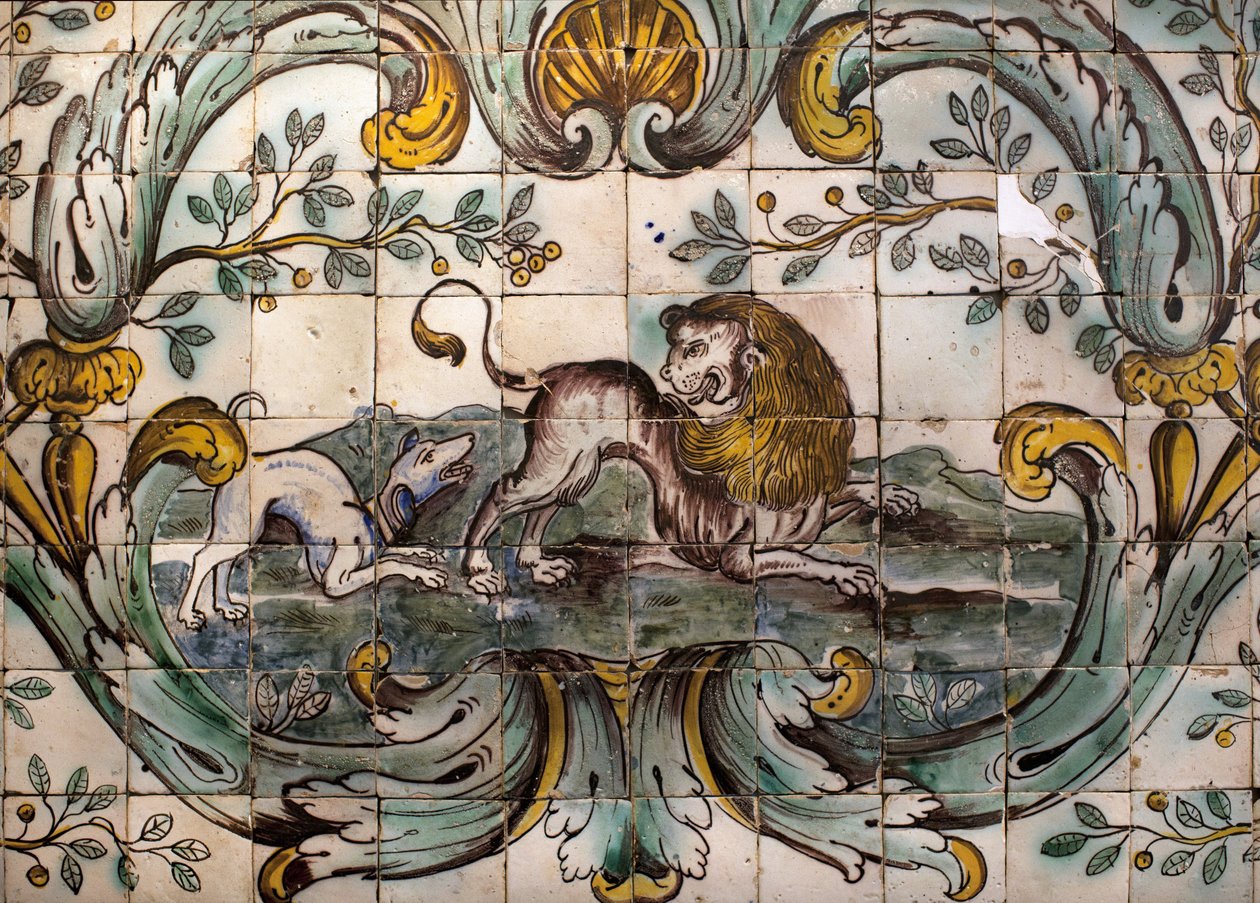 Hund som truer en løve - Detalj av et dekorativt panel av jaktrommet til det tidligere palasset i Praia, et Belem, Lisboa (Portugal) (Hund angriper en løve, dekorativt panel fra jaktrommet til det tidligere palasset i Praia, i Belem) - Musee national des av School Portuguese