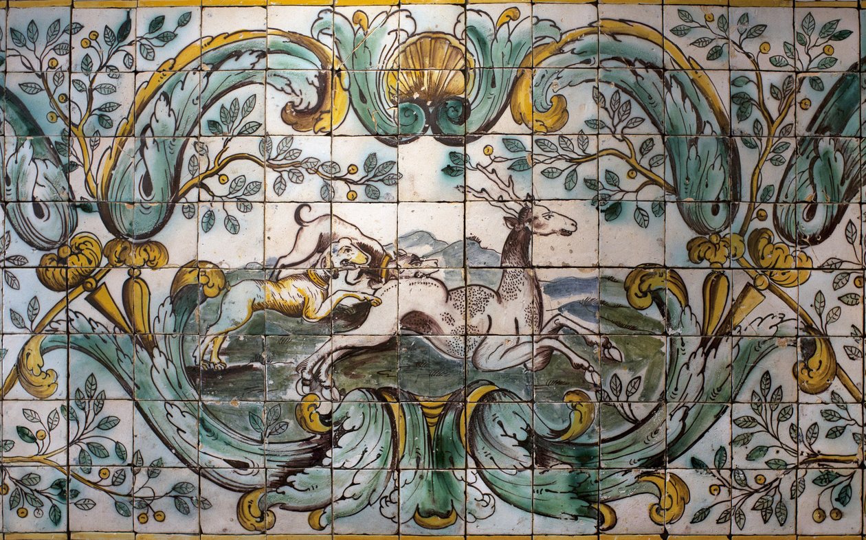 Hunder som jakter en hjort - Detalj av et dekorativt flisepanel fra jaktrommet til det tidligere palasset i Praia, a Belem, Lisboa (Portugal) (To hunder som jakter på en hjort - dekorativt panel fra jaktrommet til det tidligere palasset i Praia, kl. Belem) av School Portuguese