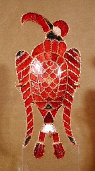 Eagle, fra skatten til Apahida II, migrasjonsperiode, 500-600-tallet (gull og granat) av School Romanian