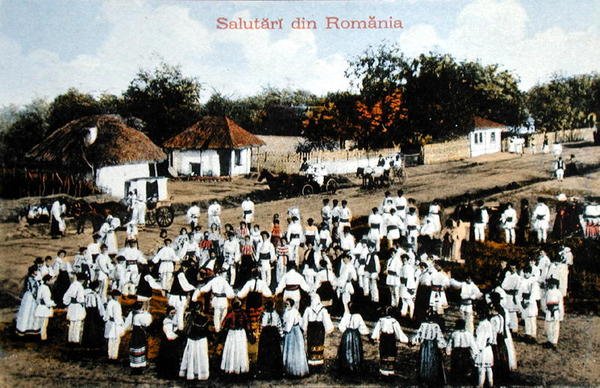 Postkort som viser rumenere som danser i en landsby, ca. 1910 (farge litho) av School Romanian