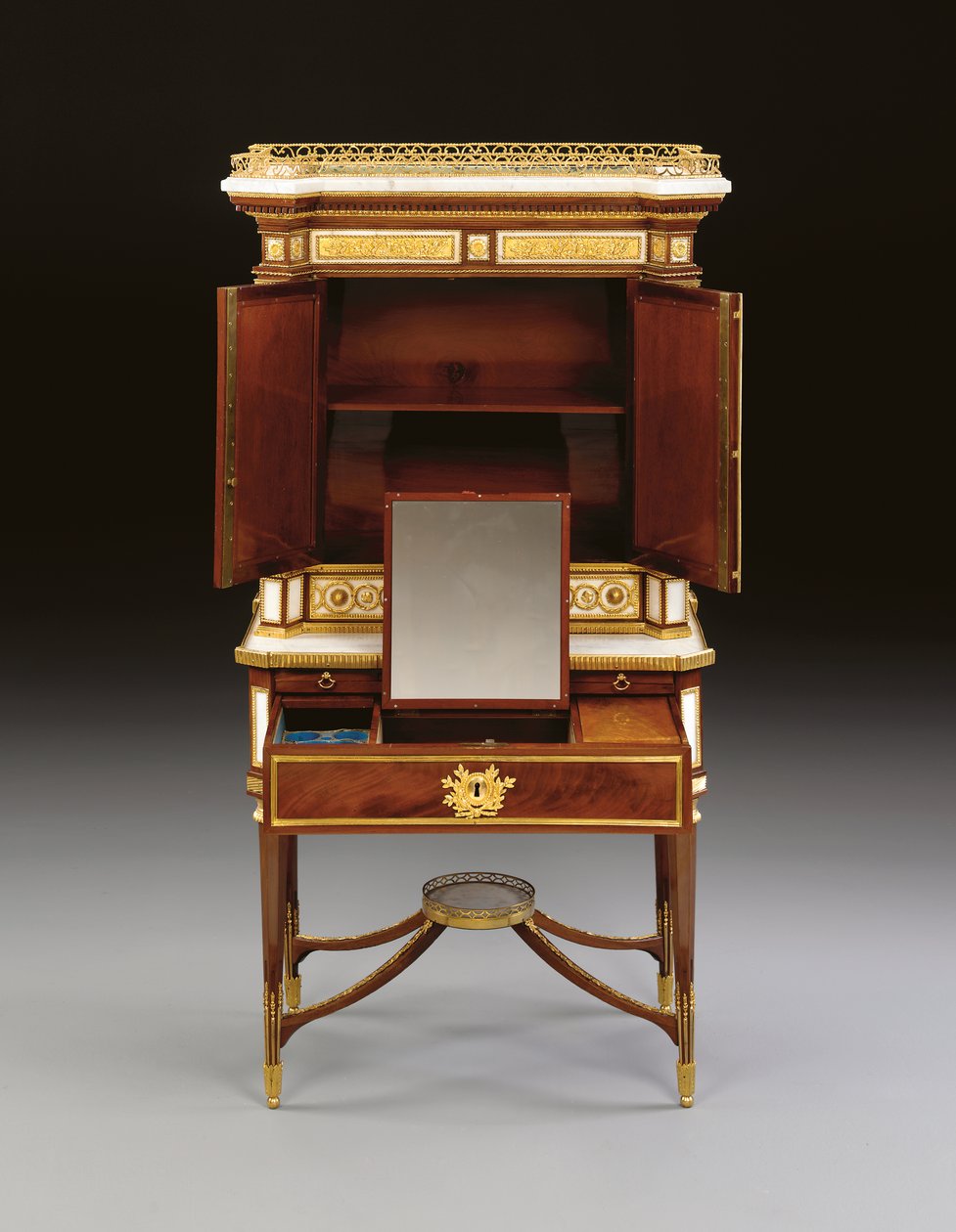En russisk ormolu-montert hvit marmor og mahogni bonheur du jour, ca. 1790 (ormolu, marmor og mahogni) av School Russian