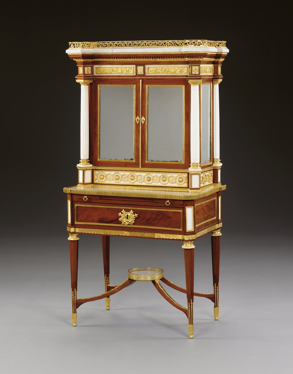 En russisk ormolu-montert hvit marmor og mahogni bonheur du jour, ca. 1790 (ormolu, marmor og mahogni) av School Russian