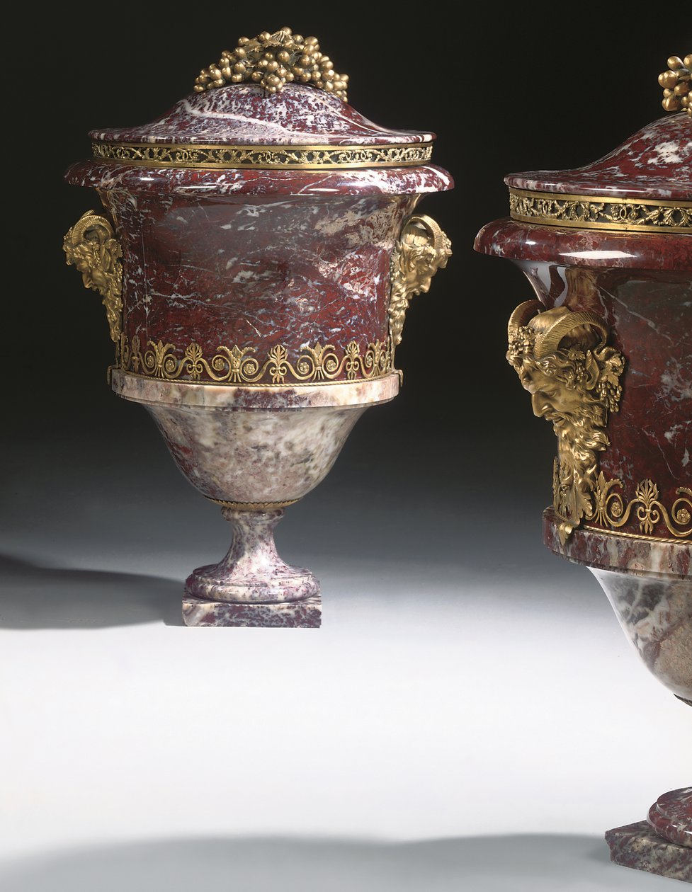 Et par vaser, ca. 1790 (jaspis og ormolu) av School Russian