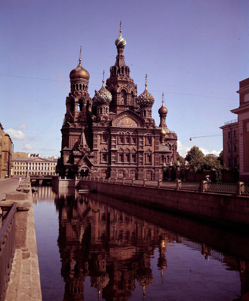Arkitektur: utsikt over kirken til den hellige frelser og sangverset realisert mellom 1883 og 1907. St. Petersburg. Russland av School Russian