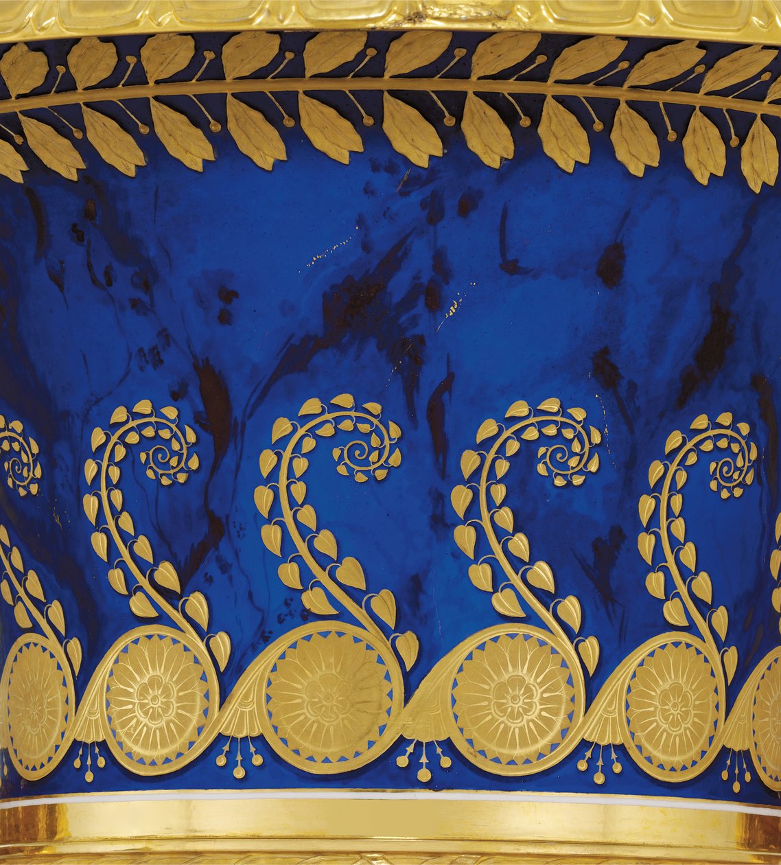 Detalj fra en vase i porselen med to håndtak og bladgull laget av Imperial Porcelain Factory i 1833 av School Russian