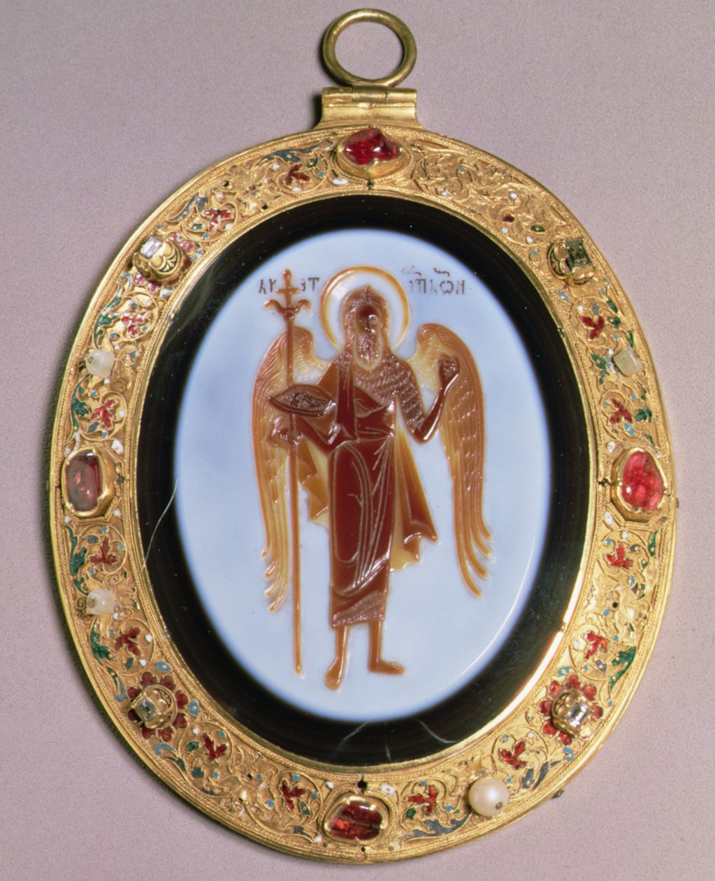 Panagia, utskåret sardonyx montert i gull satt med perler og juveler med filigran- og emaljedekor, Moskva, midten av 1500-tallet (sardonyx, gull, edelstener og emalje) av School Russian