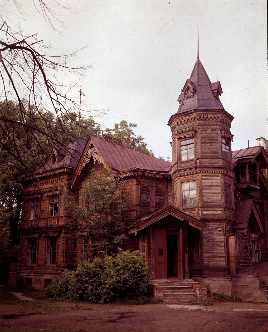 Russisk arkitektur: utsikt over en dacha fra 1800-tallet, russisk landsted. av School Russian