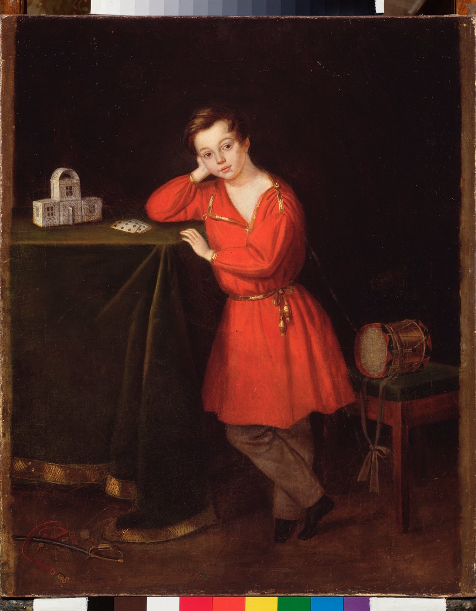 En gutt med rød tunika foran et korthus på bordet. Anonymt maleri, olje på lerret, ca 1830. Russisk kunst av School Russian