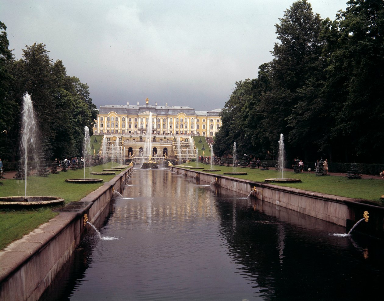 Utsikt over den store fossen til slottet Peterhof, realisert under Peter den store nær St. Petersburg, Russland av School Russian