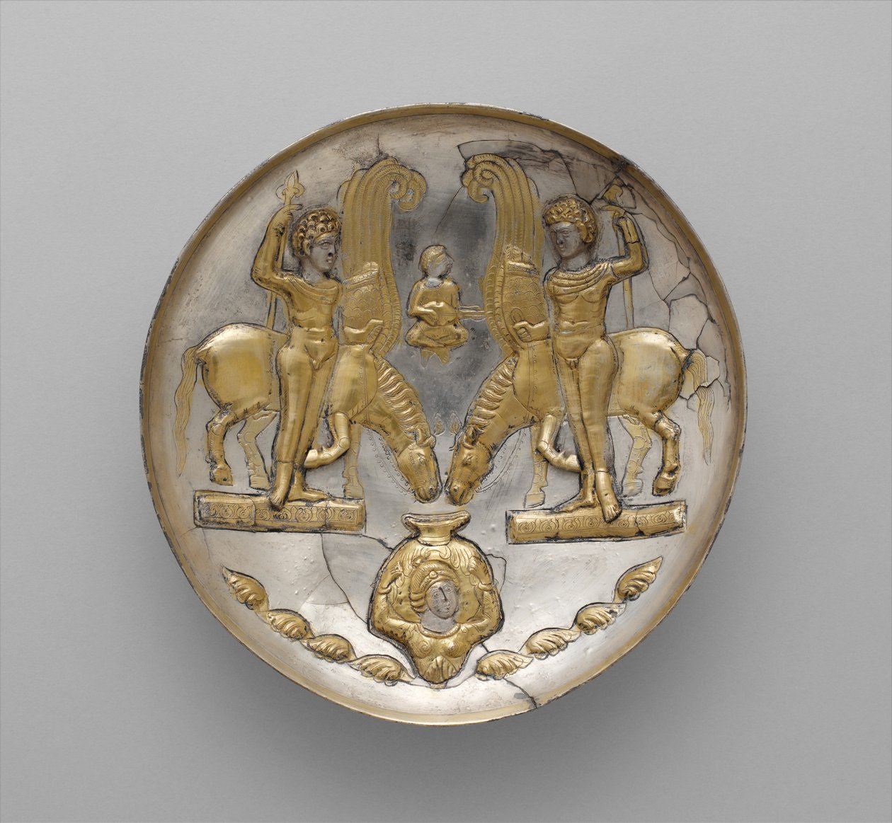 Plate with youths and winged horses, c.5th-6th century A.D (silver, mercury gilding) av School Sasanian