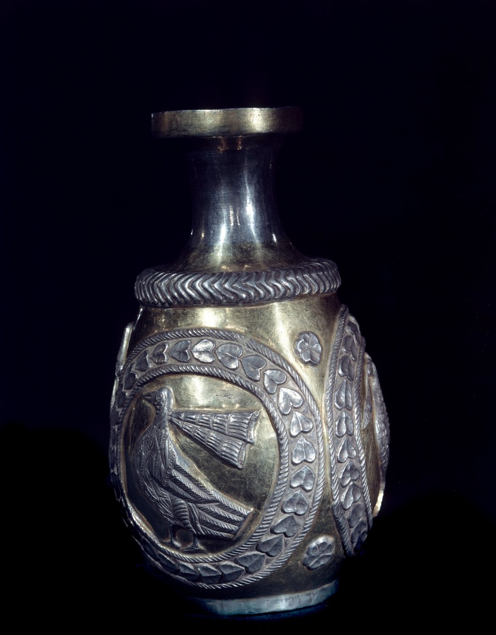 Sassanidhåndverk: gullkaraffel i sølv dekorert med tre medaljonger med pregede haner. 224-661 e.Kr. Teheran, Foroughi-samlingen av School Sasanian
