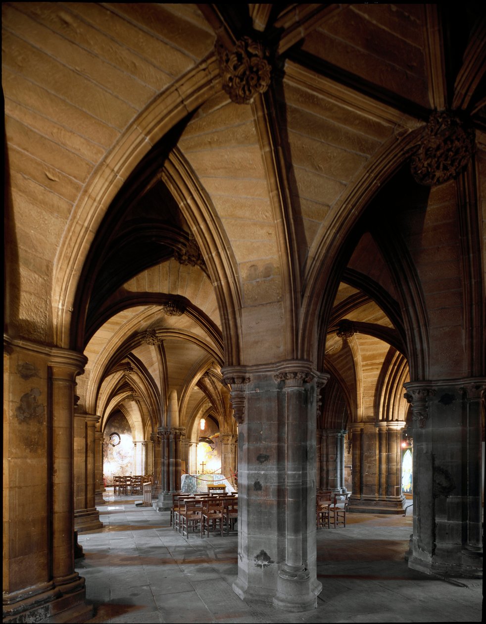 Gotisk kunst: Utsikt over krypten og nedre kirke i Glasgow Cathedral. 1100-tallet. Skottland av Scottish School