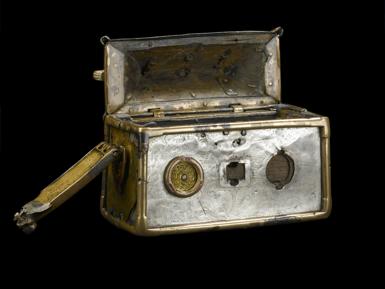 Monymusk-relikvieskrinet, ca. 800-tallet e.Kr. (bronse, sølv, tre, kobberlegering, glass, emalje) av Scottish School