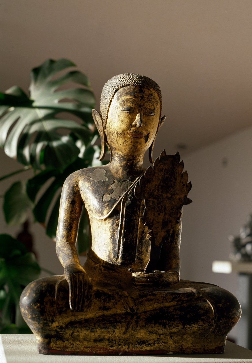 Buddha satt i Bhumisparsa Mudra gest under meditasjon (skulptur av School Siamese