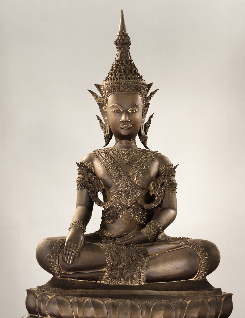 Buddha i naturlig størrelse i kongelig antrekk (bronse) av School Siamese