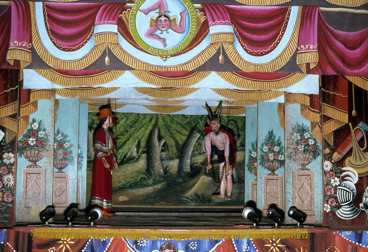 Puppi Theatre i Palermo. Disse dukkene, som tilhører en siciliansk tradisjon som dateres tilbake til antikken, har som mål å fortelle historien om invasjoner og normanniske erobringer. På den øvre delen av fotografiet er det sicilianske symbolet på Trinacr av School Sicilian