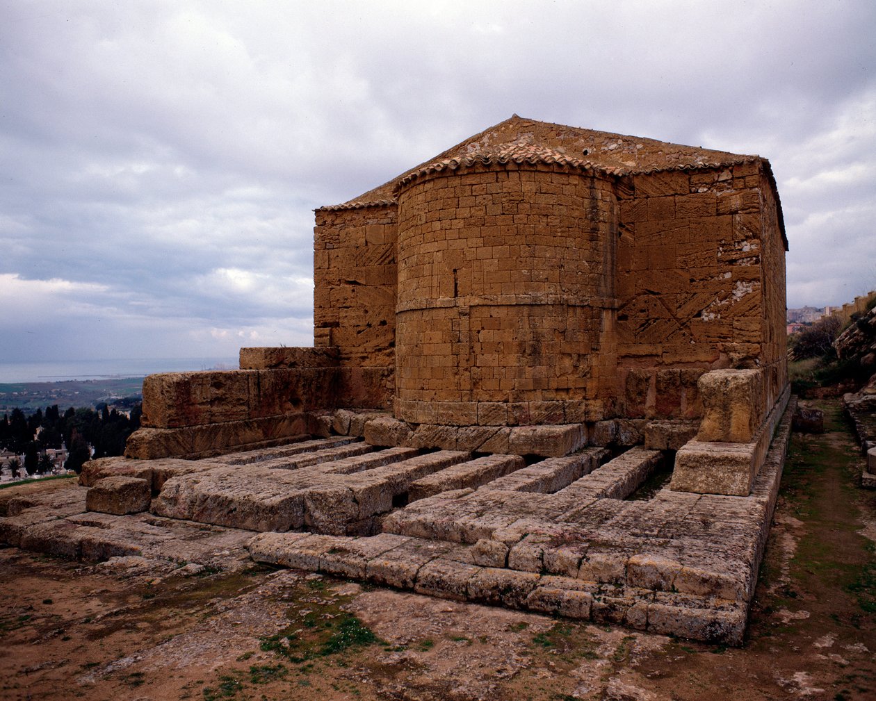Utsikt over middelalderkirken San Biagio, bygget på tempelet til Demetra, 480-470 f.Kr. av School Sicilian