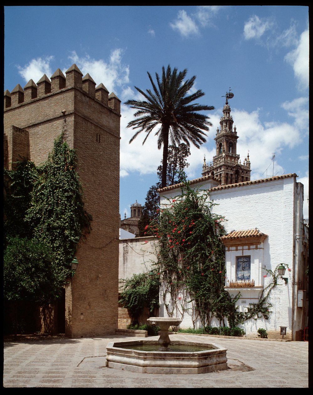 Almohad-kunst: utsikt over giraldaen, tidligere minaret som ble omgjort til et klokketårn av School Spanish