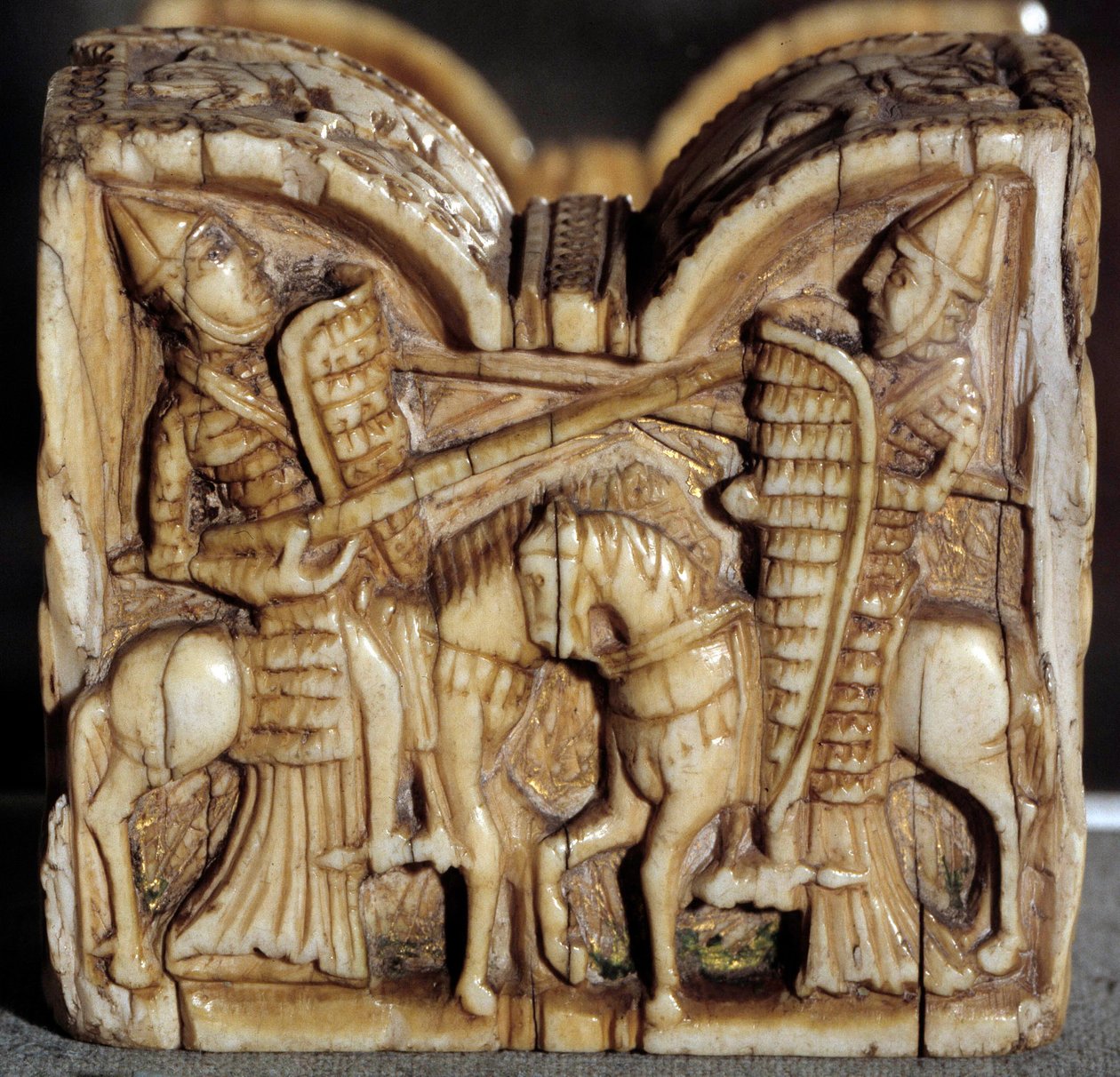 Romansk kunst: brikkebonde som representerer en kamp mellom to riddere. Elfenbensskulptur. Fra Spania. Dim. 0,64x0,68 m. Paris, Louvre-museet av School Spanish