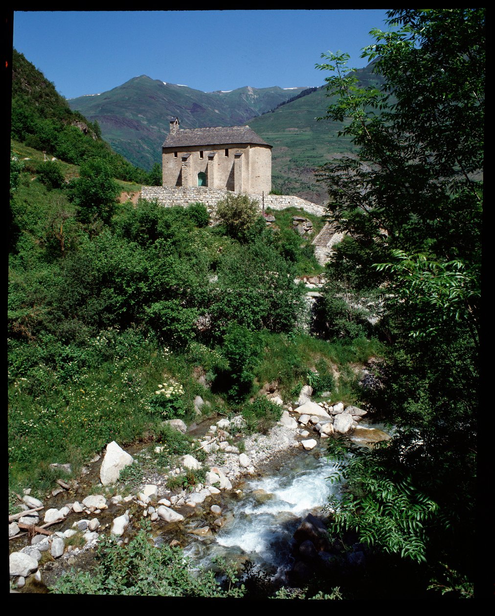 Utsikt over kapellet St Pelegrin, Arties (fotografi) av School Spanish