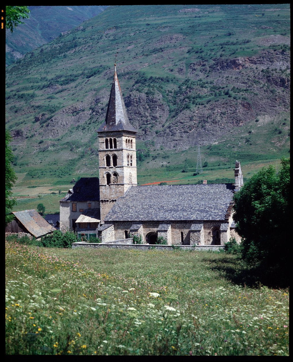 Utsikt over kirken St Mary, Arties (fotografi) av School Spanish