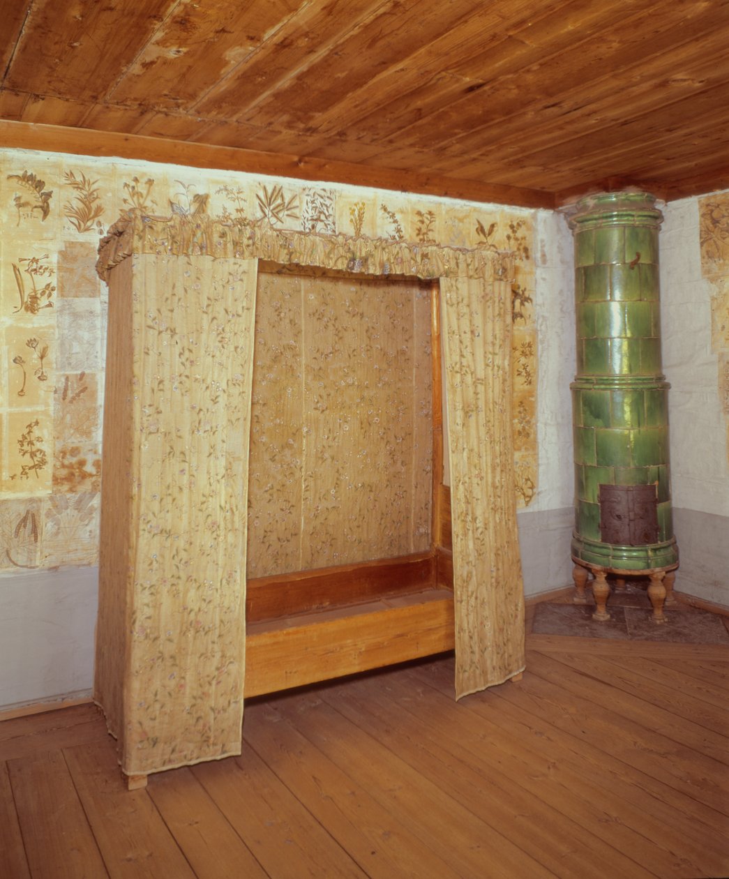 Sammenleggbar seng og keramisk komfyr i hjemmet til Carl Linnaeus (1707-78) (bilde) av School Swedish