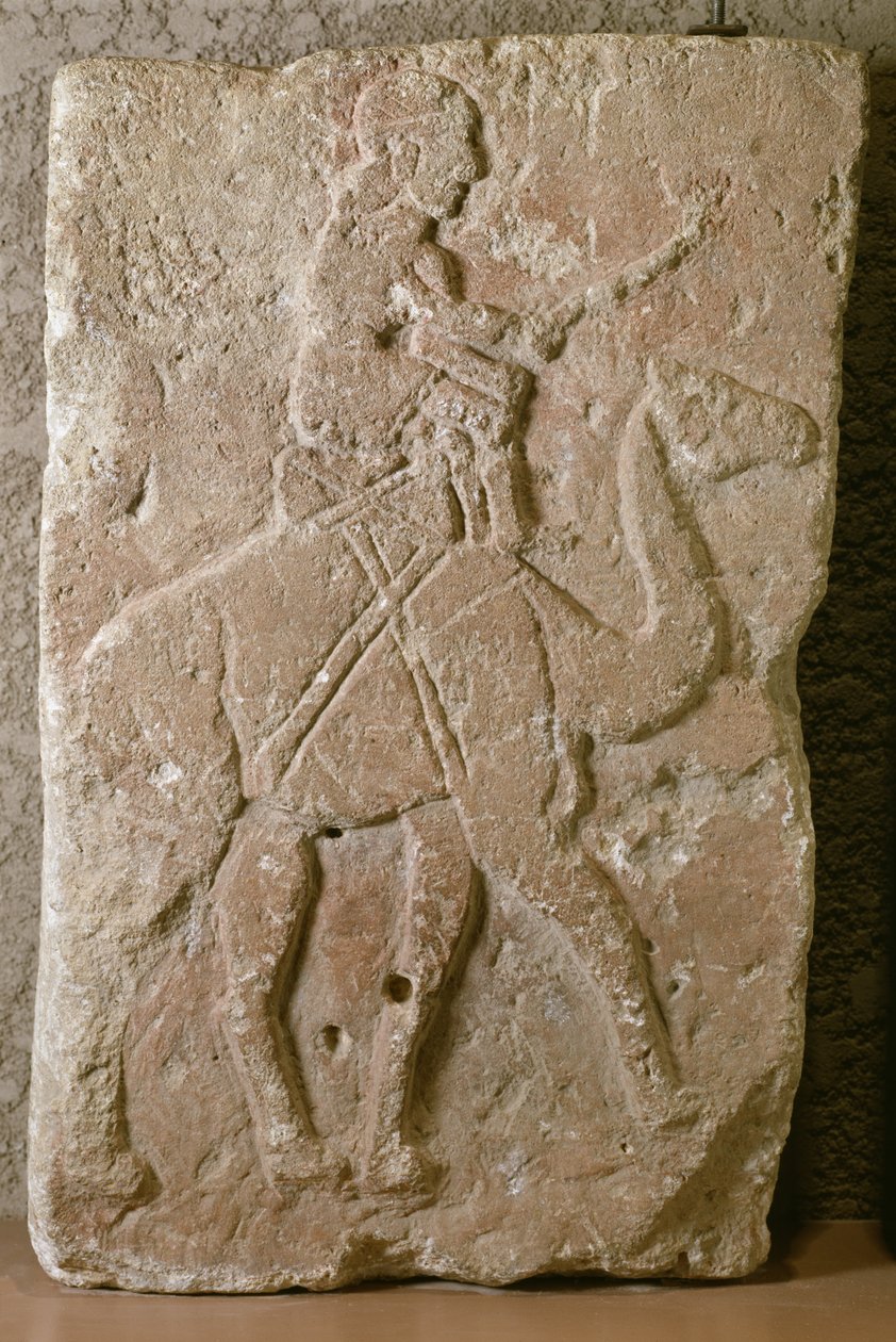 Plate med Dromedary Rider, Tell Halaf, Nord-Syria (kalkstein med rød maling) av School Syrian