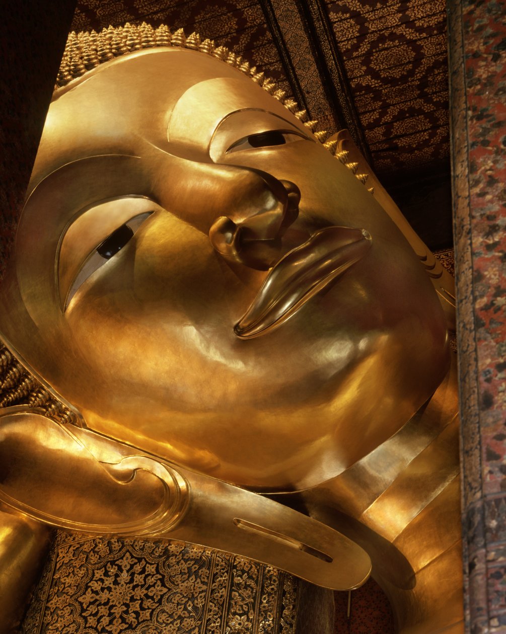 Detalj av den liggende Buddha (metall) av School Thai
