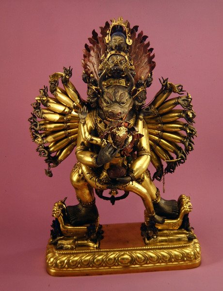 Dharmapala (forgylt bronse) av School Tibetan