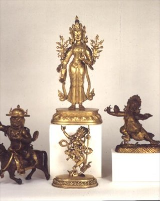 Kinesisk-tibetansk forgylt messingfigur av Padmapani; Øst-tibetansk forgylt bronsefigur av Dam-can Dor-je Legs-pa; Sino-tibetansk figur av Syamatara; polykrom figur av Vajravavali (bronse) av School Tibetan