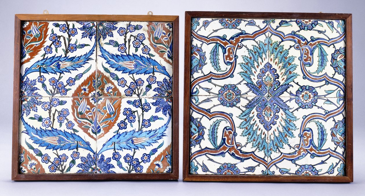 En Iznik-flis med plommeblomster og tulipaner, laget rundt 1570, og en Iznik-flis fra 1600-tallet med rød og blå delt palmett, ca. 1570; 1600-tallet (keramikk) av School Turkish