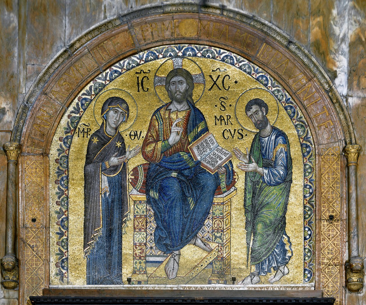 Bysantinsk arkitektur: Kristus i majestet (Kristus i herlighet) mellom Jomfruen og Markus (Deesis), mosaikker laget av venetianske kunstnere og redesignet på 1500-tallet. Apsis. Basilica di San Marco (San Marco-basilikaen), Venezia av School Veneto Byzantine