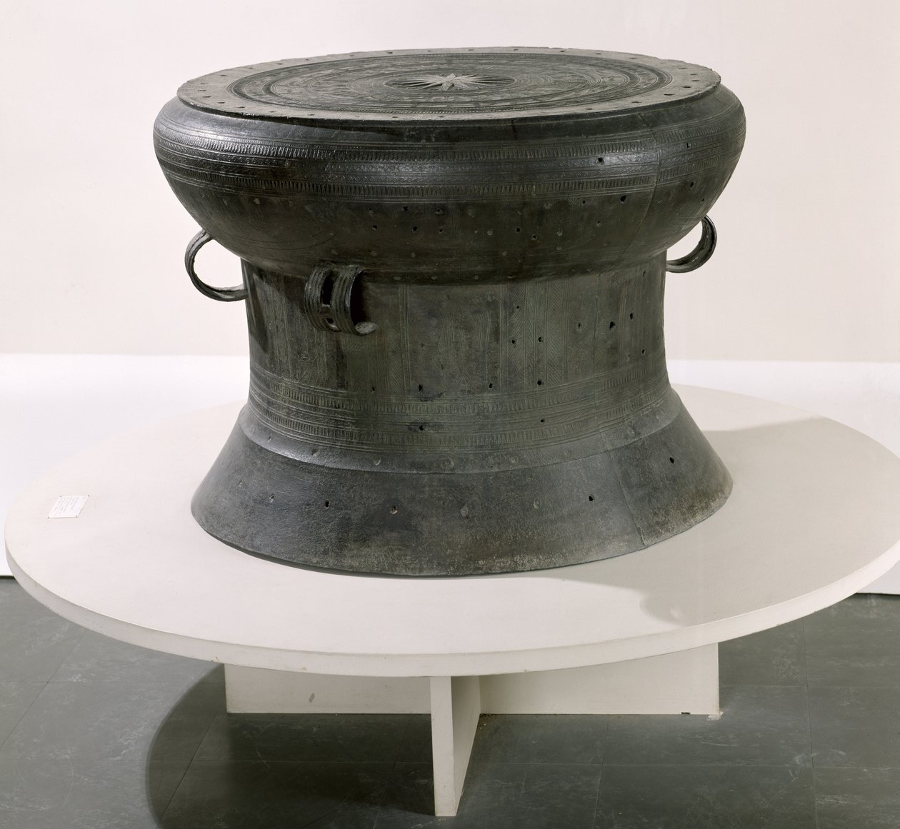 Drum, Dong Son style, 2nd-1st century BC (bronze) (see also 181009) av School Vietnamese