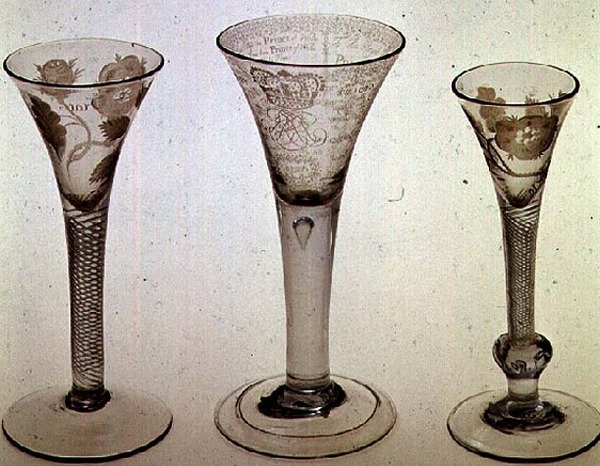 Jakobittglass: venstre til høyre: vinglass med trompetskål, 1745; Amen glass, James VIII av Skottland, 1725; Vinglass med trompetbolle, 1750 (glass) av Scottish School