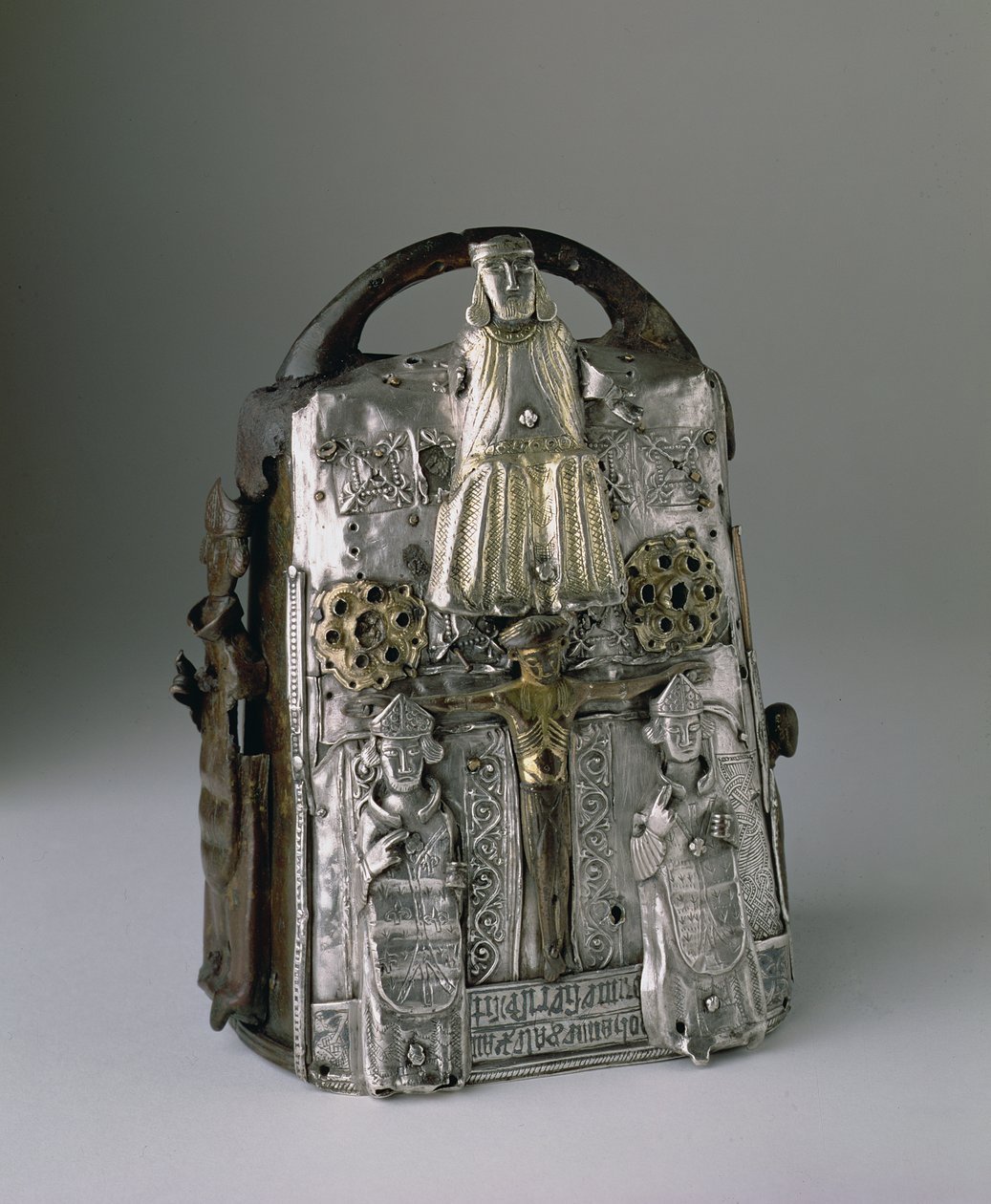 Guthrie Bell Shrine, med representasjoner av Gud og korsfestelsen, en inskripsjon på latin, oppbevart på Guthrie Castle, Forfarshire (metallverk) av Scottish School