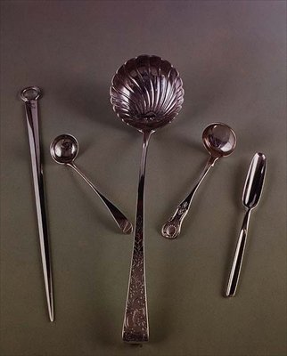 Skewer: Eley og Fearn, 1801; sausøse: IS, Edinburgh, ca. 1800; suppeøse av Christopher Haines, Dublin, 1774; Kings mønstersausøse av J.McKay, Edinburgh, 1851; margscoop, ca. 1750 (sølv) av Scottish School