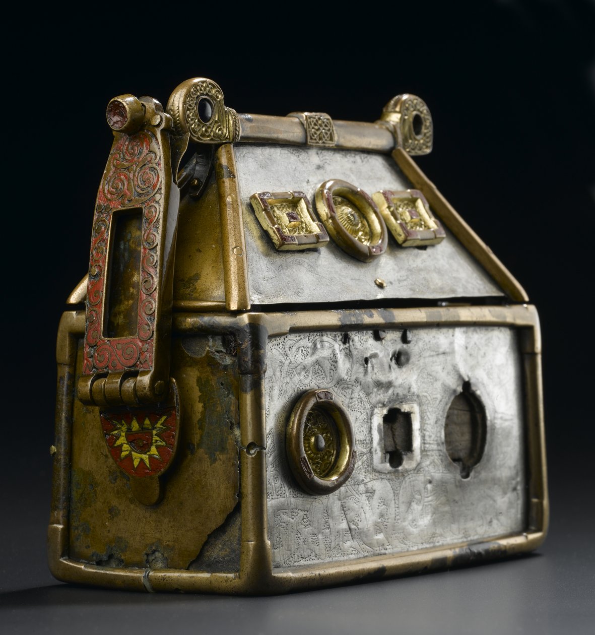 Monymusk-relikvieskrinet, ca. 800-tallet e.Kr. (bronse, sølv, tre, kobberlegering, glass, emalje) av Scottish School